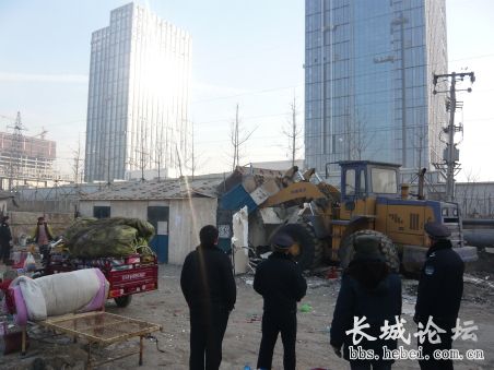 天津塘沽中心商务区拆除违章搭建 消除火灾隐