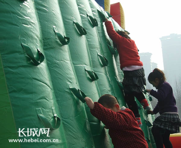 春节期间邯郸各大公园娱乐活动让孩子们乐翻天