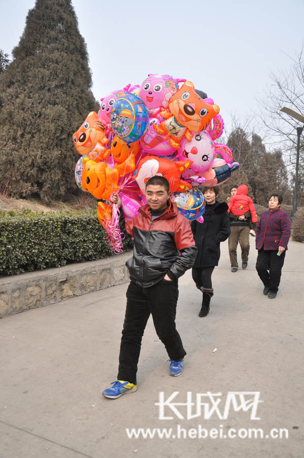 邯郸:春节氢气球热卖 给节日增添喜庆[图]--春节