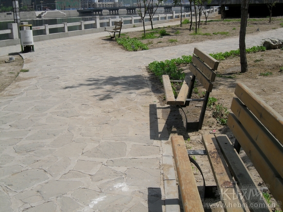 承德滨河公园公共设施损坏 网友称新景观--公