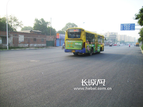 本网跟踪报道:天津河北区群芳路铺了柏油路面