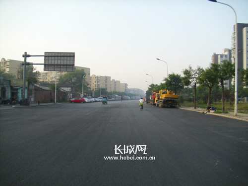 本网跟踪报道:天津河北区群芳路铺了柏油路面