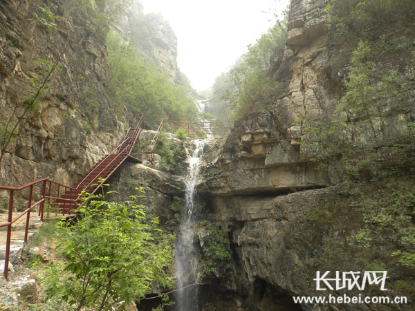 保定满城县举行玉皇坨风景区休闲生态游暨大平台龙居瀑布旅游区启动