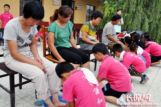 威县中小学生集体为长辈洗脚 感谢父母养育恩