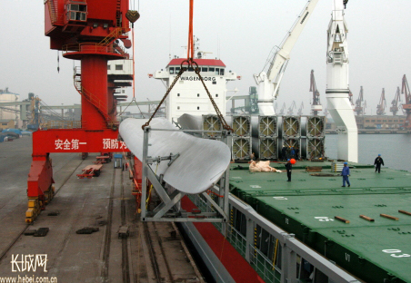 图说港城:大型风力发电机叶片在秦装船发出
