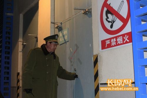 记者春节夜访承德保安 默默坚守城市安全防线