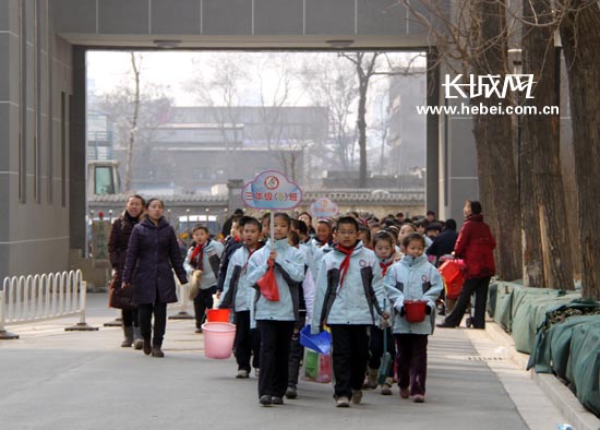 为了增强小学生们爱草护花的意识,9日下午,石家庄市盛世长安小学二