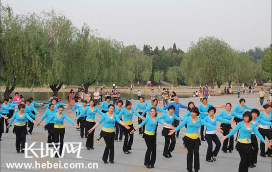 廊坊人民公园上百人齐跳广场舞组建欢乐舞蹈队