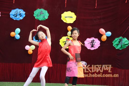 快乐过六一:歌舞相声齐上阵小学生精彩过节日
