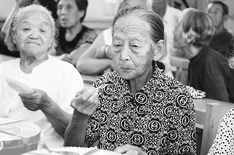 武邑县鲍贤兰村为80位70岁以上老人集体过生日