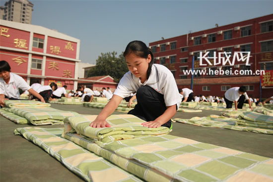 衡水市第二中学的高一新生开始了军训提高素质