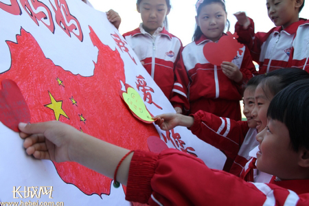 在海阳路小学,学生们在小红心上写满对祖国的祝福语. 左永波 摄