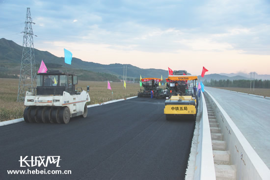 承赤高速公路开始铺设沥青路面 力争年底通车