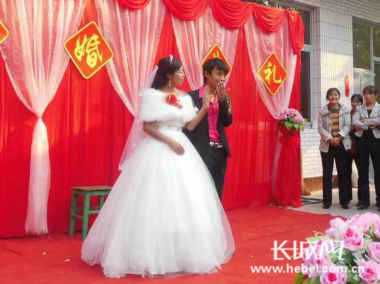 国庆节喜上加喜 河北省农村结婚流行西式婚礼
