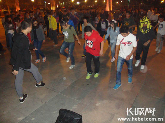 廊坊市人民公园每晚精彩上演动感节拍青春热舞