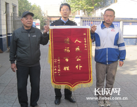 藁城六旬老人走失 民警凌晨驱车30余里送回家