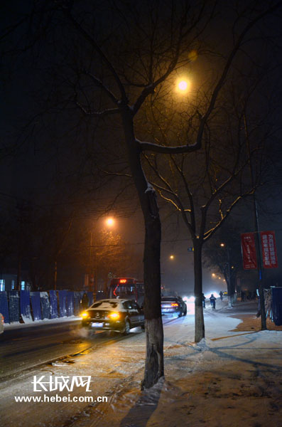 下雪了银装素裹的石家庄夜景格外美丽图