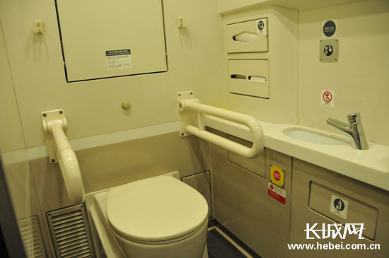 京广高铁凸显人性化服务列车设残疾人卫生间