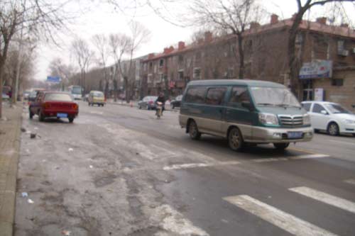 道路上的结冰。 孙海龙 摄