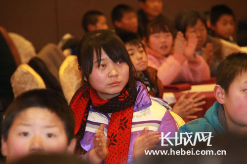 曾经受到过中国报恩网帮助的孩子们出席“爱心午餐 感恩年会”活动。 长城网 胡家琪 摄
