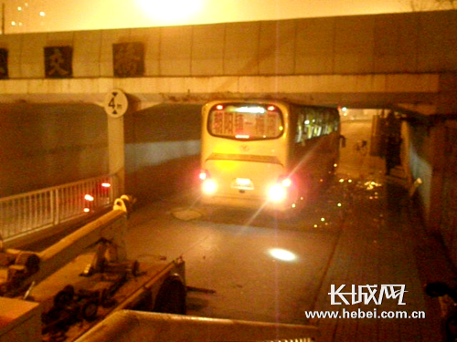 李嘉深 天津 通道 中央/大客车卡在通道中央交警帮助脱离险境。李嘉深摄