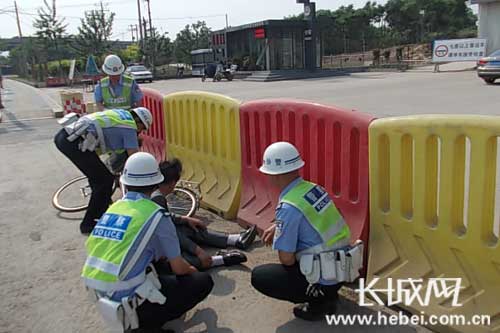 民警与醉酒男子进行交谈。 阮文 摄