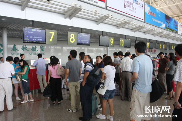 石家庄机场候机楼出港大厅内,旅客正在办理值机手续.张红昱/供图