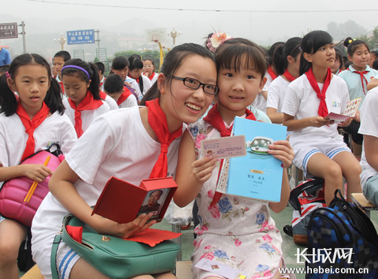 浙江与西柏坡小学生手拉手红领巾共绘中国梦