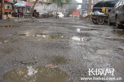 坑坑洼洼的水泥路。 孙海龙 摄