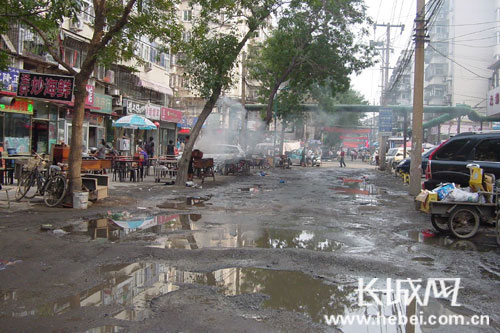 坑坑洼洼的水泥路。 孙海龙 摄