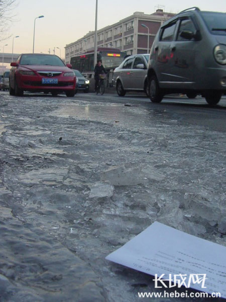 路面厚厚的冰层。 孙海龙 摄
