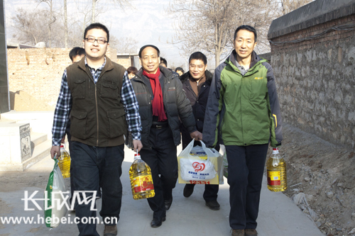 志愿者们提着米面油送往赵密庭的家中。 长城网 胡家琪 摄