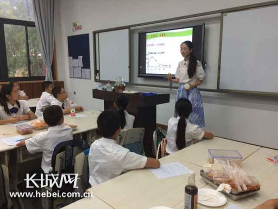 生物老师上泡菜制作课。刘世柠 摄