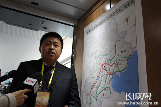 铁三院津保铁路项目总工程师何永冕在向记者讲解津保铁路建设。