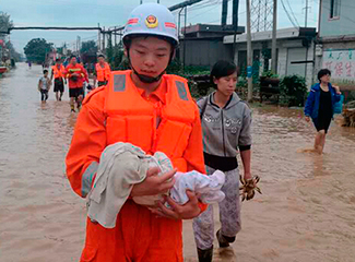 雨中温情：消防战士救出刚出生不久的婴儿