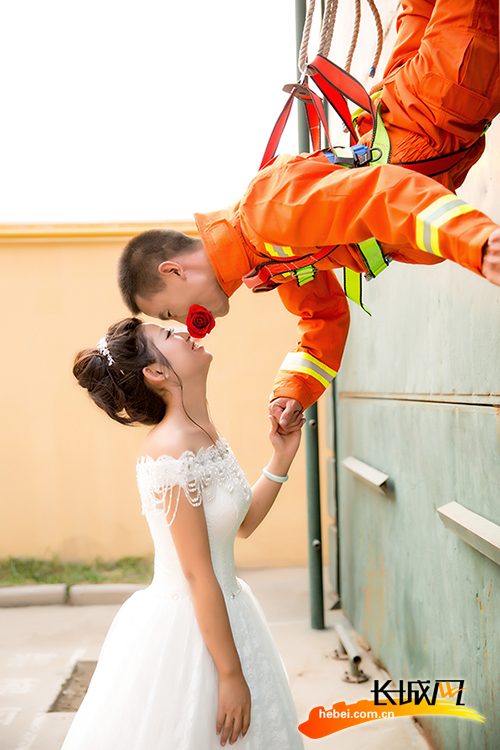 消防婚纱照_消防婚纱照片(2)