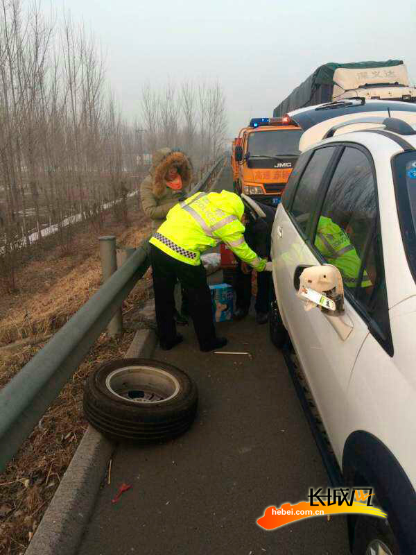 民警帮助市民更换备胎。图片由河北省公安厅交管局提供