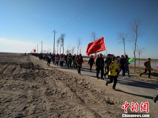 中新网巴彦淖尔1月6日电(张瑾娴)6日,内蒙古巴彦淖尔市临河区碧空如