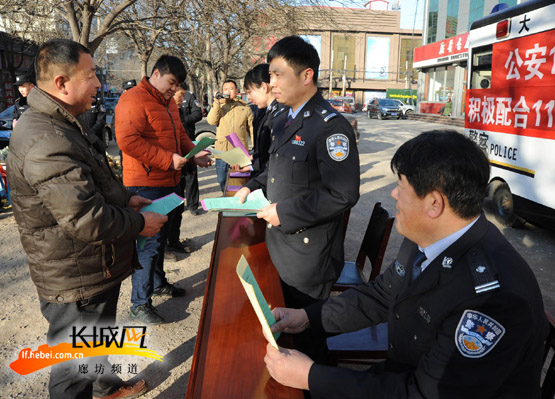 民警现场解答问题。缴万泽供图