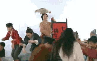 《武林外传》 在七侠镇第一届鸡王争霸赛，为了节省时间让“鸡”选手一起上台，结果一只鸡不好好演，飞到了佟掌柜头上，却成为经典。