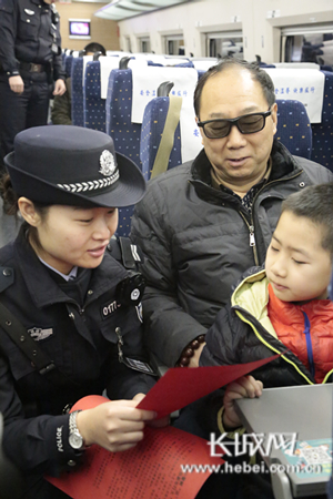 乘警在为乘客讲解安全提示。