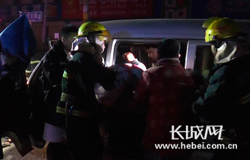 廊坊两车相撞孕妇被困。图片由廊坊公安消防支队提供