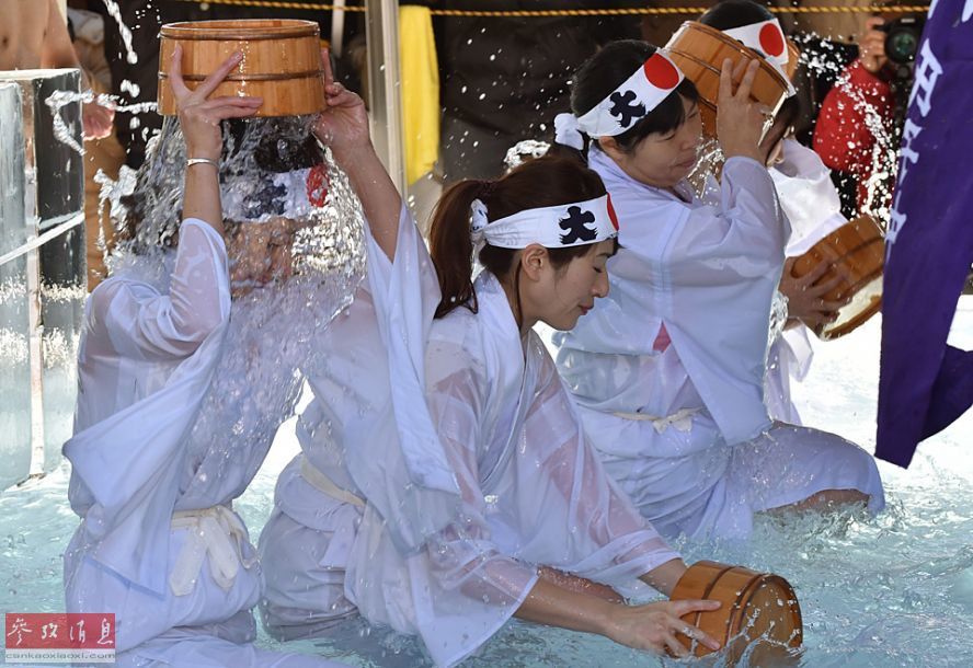 日本男女进行冰水浴 祈求新年好运