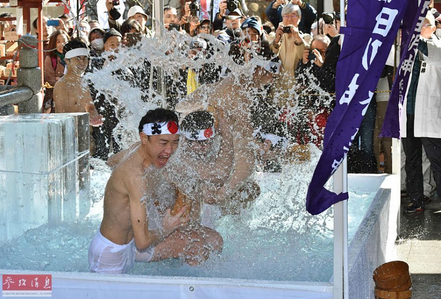 日本男女进行冰水浴 祈求新年好运