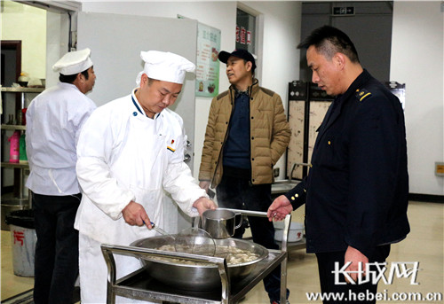 食堂工长吕庆瑞给职工送上热腾腾的饺子。