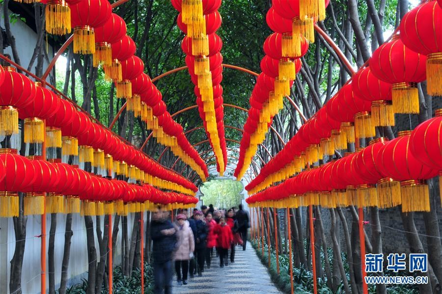 春节假日景区人头攒动 前四天接待2.5亿人次