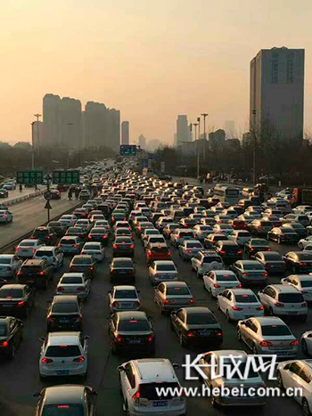 高速路口车流量大。图片由河北省公安交管局提供 