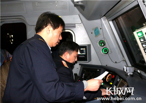 张华和另一班值乘司机办理交接班。