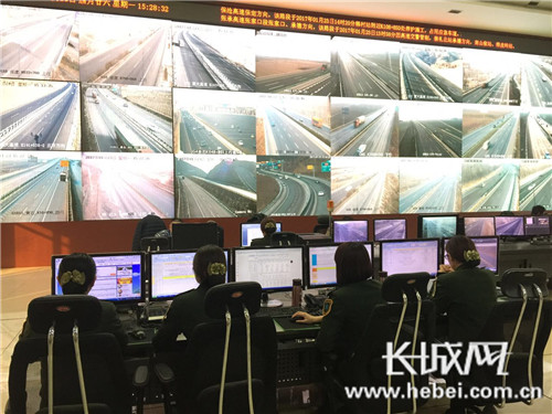 河北省高速公路监控中心工作人员忙碌的工作。