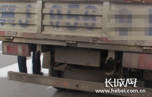 沧州一货车污损号牌闯禁行。图片由河北公安交管提供